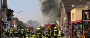 Nordrhein-Westfalen, St. Augustin: Rauch und Flammen schlagen aus einem Gebäude.