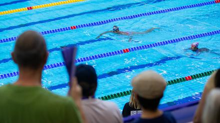 Esmeralda Encarnacion Despiau (links) schwimmt eine Extrarunde mit Sara Ghandoura.