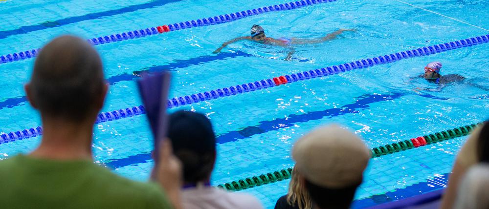 Esmeralda Encarnacion Despiau (links) schwimmt eine Extrarunde mit Sara Ghandoura.