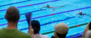 Esmeralda Encarnacion Despiau (links) schwimmt eine Extrarunde mit Sara Ghandoura.