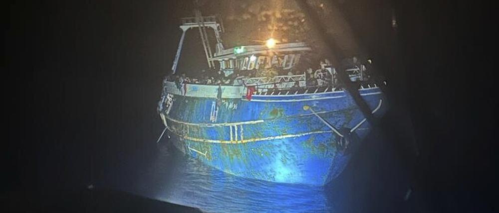 Menschen, an Deck eines Fischerboots, das später vor Südgriechenland kenterte und sank. 