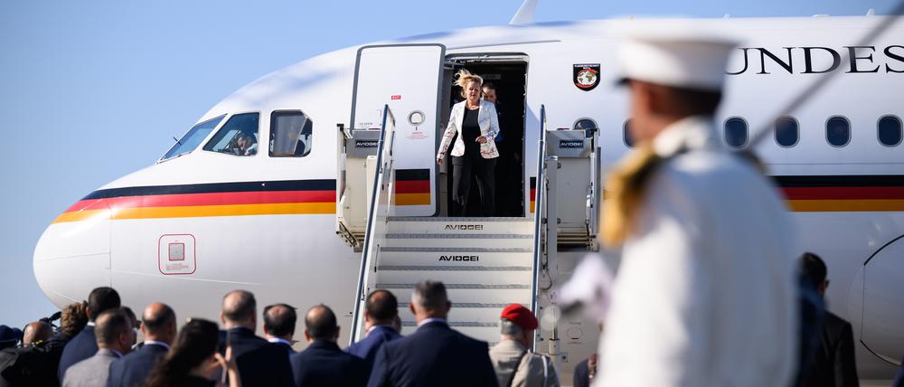 Nancy Faeser (SPD), Bundesministerin für Inneres und Heimat, bei der Ankunft in Tunis.