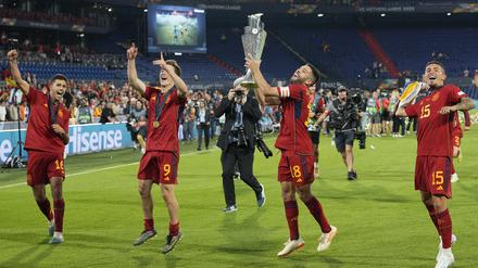18.06.2023, Niederlande, Rotterdam: ußball: Nations League A, Kroatien - Spanien, Play-off-Runde, Finale, im De Kuip Stadion: Spanische Spieler feiern mit der Trophäe nach dem Sieg im Endspiel. Foto: Martin Meissner/AP +++ dpa-Bildfunk +++