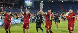 18.06.2023, Niederlande, Rotterdam: ußball: Nations League A, Kroatien - Spanien, Play-off-Runde, Finale, im De Kuip Stadion: Spanische Spieler feiern mit der Trophäe nach dem Sieg im Endspiel. Foto: Martin Meissner/AP +++ dpa-Bildfunk +++