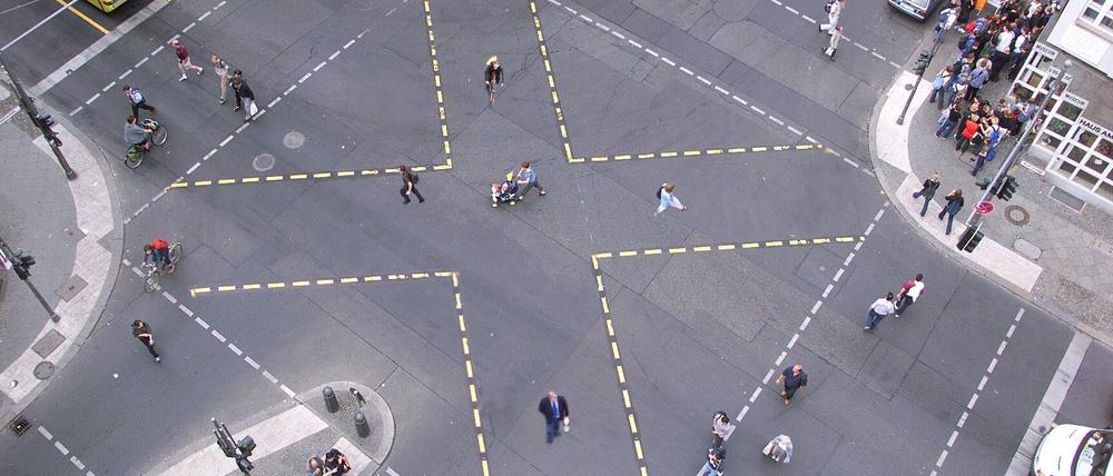 An der Kreuzung Kochstr., Ecke Friedrichstr. haben Fußgänger in allen Richtungen gleichzeitig grün (histor. Abbildung).