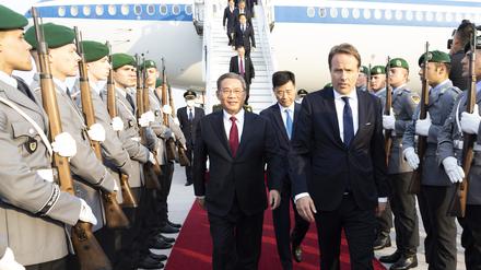Li Qiang bei der Ankunft am Flughafen Berlin-Brandenburg.