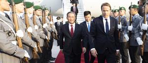 Li Qiang bei der Ankunft am Flughafen Berlin-Brandenburg.