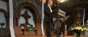 Bei der Aktion im Rahmen des Weltflüchtlingstags hat auch Bischof Christian Stäblein Namen vorgetragen.