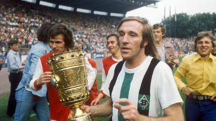 Ein Pokal zum Abschied. In seinem letzten Spiel für den Klub hat Günter Netzer (rechts) Borussia Mönchengladbach zum Sieg gegen den 1. FC Köln geschossen.