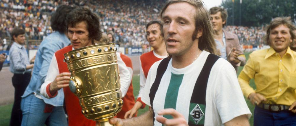 Ein Pokal zum Abschied. In seinem letzten Spiel für den Klub hat Günter Netzer (rechts) Borussia Mönchengladbach zum Sieg gegen den 1. FC Köln geschossen.