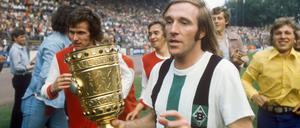 Ein Pokal zum Abschied. In seinem letzten Spiel für den Klub hat Günter Netzer (rechts) Borussia Mönchengladbach zum Sieg gegen den 1. FC Köln geschossen.