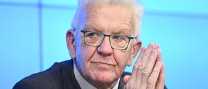 Winfried Kretschmann (Bündnis 90/Die Grünen), Ministerpräsident von Baden-Württemberg, hört im Landtag bei einer Pressekonferenz auf Fragen von Journalisten.