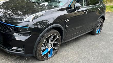 In Babelsberg ließen Aktivisten der Gruppe "Tyre Extinguisher" Luft aus Autoreifen.