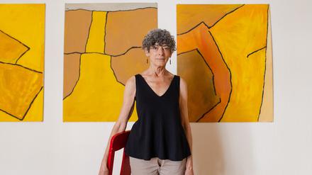 Graciela Schmilchuk vor Arbeiten von Urs Jaeggi in ihrer Charlottenburger Wohnung.