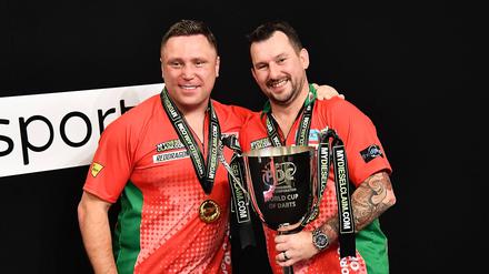 Bitte recht freundlich. Gerwyn Price und Jonny Clayton holten sich die Team-WM