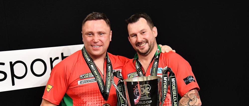 Bitte recht freundlich. Gerwyn Price und Jonny Clayton holten sich die Team-WM