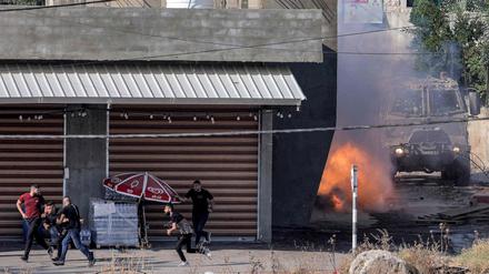 Dem israelischen Militär zufolge kam es bei der Festnahme zweier Verdächtiger in Dschenin zu einem längeren Schusswechsel.