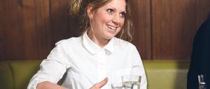Roundtablegespräch mit drei Frauen aus der Gastronomie für die letzte "Essen & Trinken" Seite im Sonntag.
Beate Hindermann. Barkeeperin Viktoria Bar. (Blondes Haar)
Sarah Hallmann, Köchin Hallmann & Klee (Weißes Hemd)
Mary Sherpe, Bloggerin (Dunlesn Haar)
Foto: Mike Wolff
23358
SARAH HALLMANN, 32, half schon als Kind in der Nähe von Ludwigsburg auf dem Hof der Familie mit. Das Studium der geografischen Entwicklungsforschung in Afrika führte zur Sinnkrise – und dem Entschluss, Köchin zu werden. Sie lernte bei Michael Kempf im „Facil“, arbeitete bei Michael Hoffmann im „Margaux“ und gründete 2016 mit Friederike Klee das „Hallmann & Klee“ im Neuköllner Rixdorf