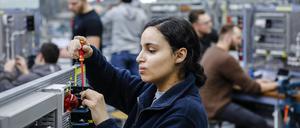 Eine Industrieelektrikerin montiert einen Schaltkreis im Berufsbildungszentrum der Remscheider Metall- und Elektroindustrie.
