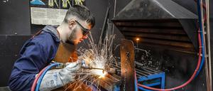 Auszubildender beim Schweißen.