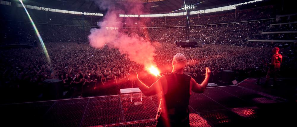 Die Band Rammstein tritt im Olympiastadion Berlin auf.