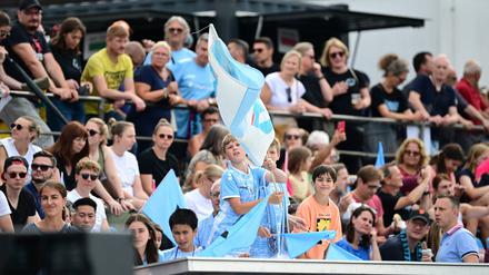 Die Himmelblauen anfeuern. Fans unterstützten die Viktoria-Spielerinnen.