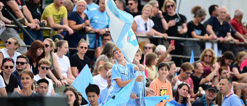 Die Himmelblauen anfeuern. Fans unterstützten die Viktoria-Spielerinnen.