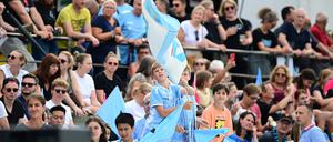 Die Himmelblauen anfeuern. Fans unterstützten die Viktoria-Spielerinnen.