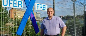 Michael Kleineberg vor dem gesperrten Uferabschnitt in Oberschöneweide