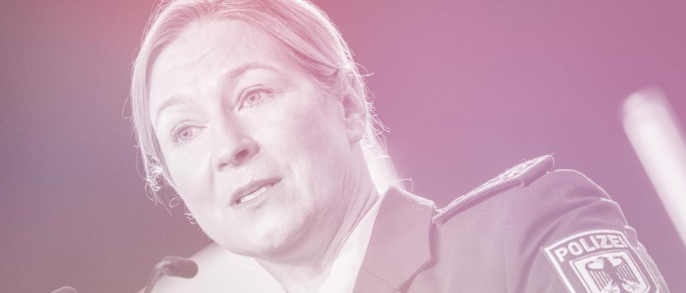 Claudia Pechstein in Polizeiuniform bei ihrer Rede auf dem CDU Grundsatzkonvent