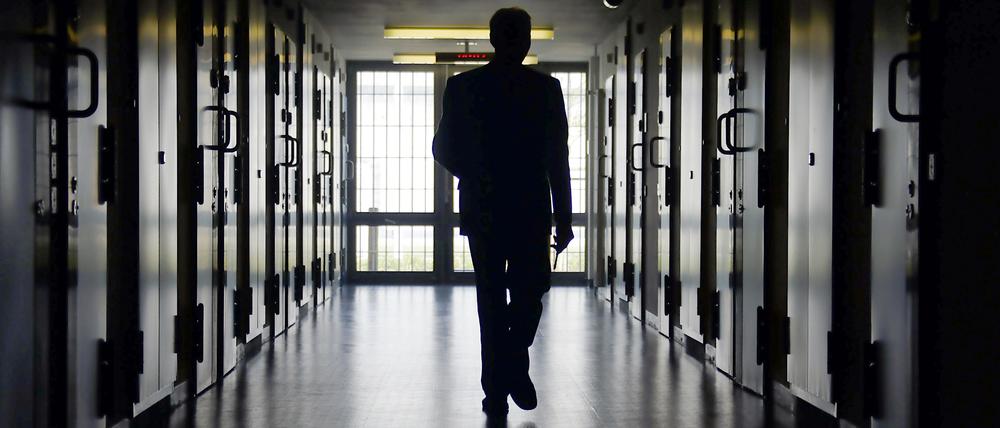 ARCHIV - Ein Justizbeamter geht durch einen Zellentrakt der Justizvollzugsanstalt (JVA) im Luckauer Ortsteil Duben (Dahme-Spreewald). Foto: Hannibal/dpa (zu dpa «Brandenburg will hohen Krankenstand unter Gefängniswärtern senken» vom 30.03.2016) +++(c) dpa - Bildfunk+++ | Verwendung weltweit