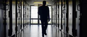 Ein Justizbeamter geht durch einen Zellentrakt der Justizvollzugsanstalt (JVA) im Luckauer Ortsteil Duben (Dahme-Spreewald).