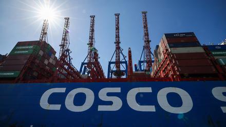 Das Containerschiff ·CSCL Pacific Ocean· liegt am Terminal Tollerort der Hamburger Hafen und Logistik AG (HHLA).