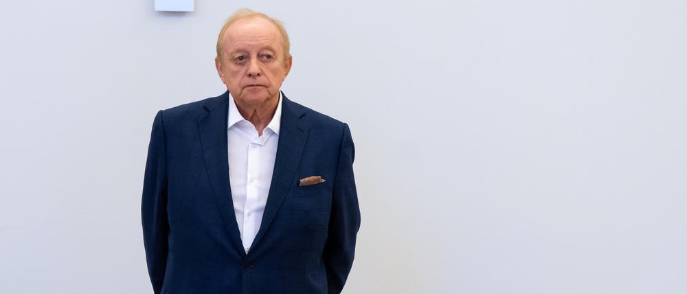 Alfons Schuhbeck, Koch und Unternehmer, steht vor Prozessbeginn als Angeklagter im Gerichtssaal im Landgericht München I.