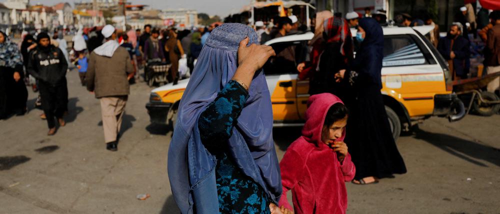 Eine Frau und ein Mädchen in Afghanistan.