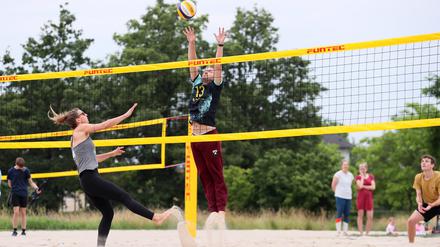 Zwei neue, wettkampftaugliche Beachvolleyballplätze gibt es jetzt im Bornstedter Feld.