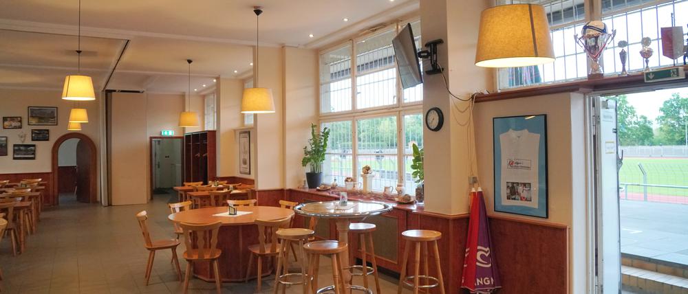 Das Casino im Mommsenstadion in Eichkamp steht derzeit leer und soll einem neuen Betreiber übergeben werden.