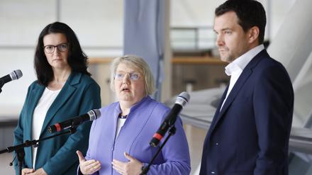 Von links nach rechts: Irene Mihalic (Grüne), Katja Mast (SPD) und Johannes Vogel (FDP), die Ersten Parlamentarischen GeschäftsführerInnen ihrer Fraktionen.