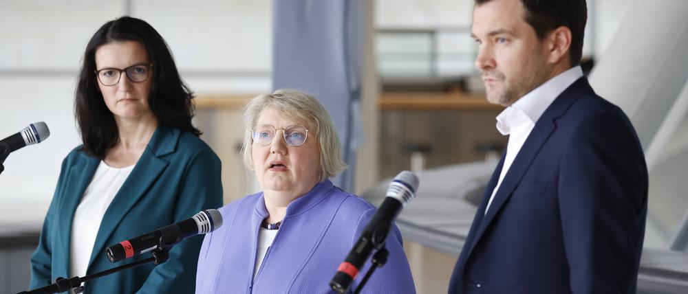 Von links nach rechts: Irene Mihalic (Grüne), Katja Mast (SPD) und Johannes Vogel (FDP), die Ersten Parlamentarischen GeschäftsführerInnen ihrer Fraktionen.