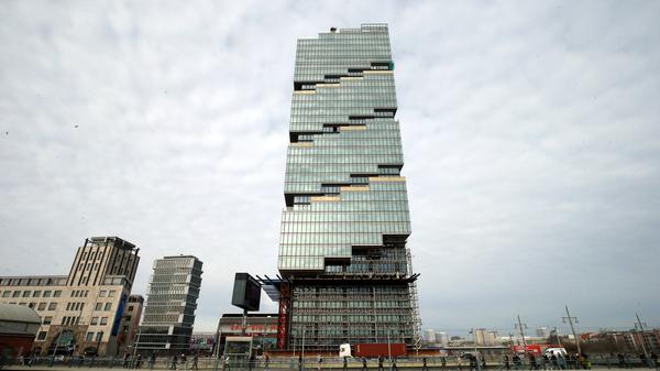 Daneben soll noch ein Wolkenkratzer gebaut werden. 