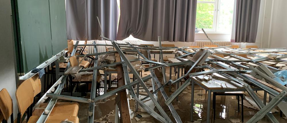 Der Seminarraum unter dem Rohrbruch wurde verwüstet – hier kam die Decke herunter.