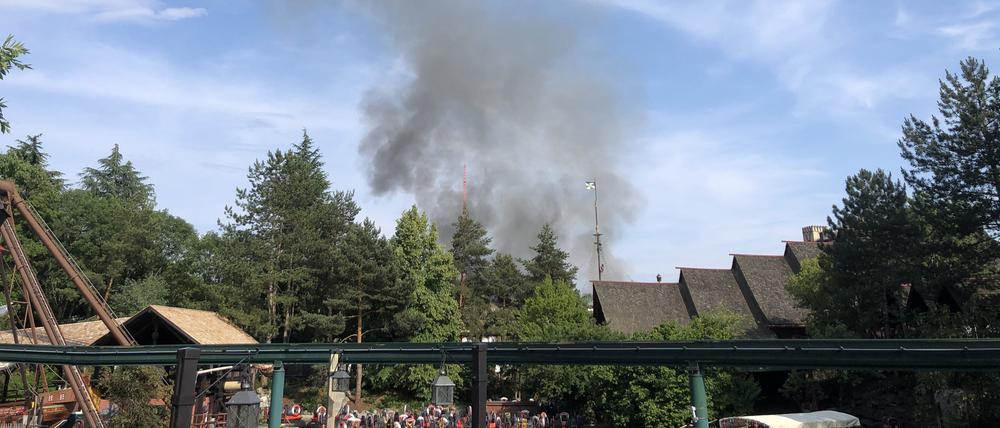 Rauch ist über einem Gebäude im Europa-Park zu sehen. 