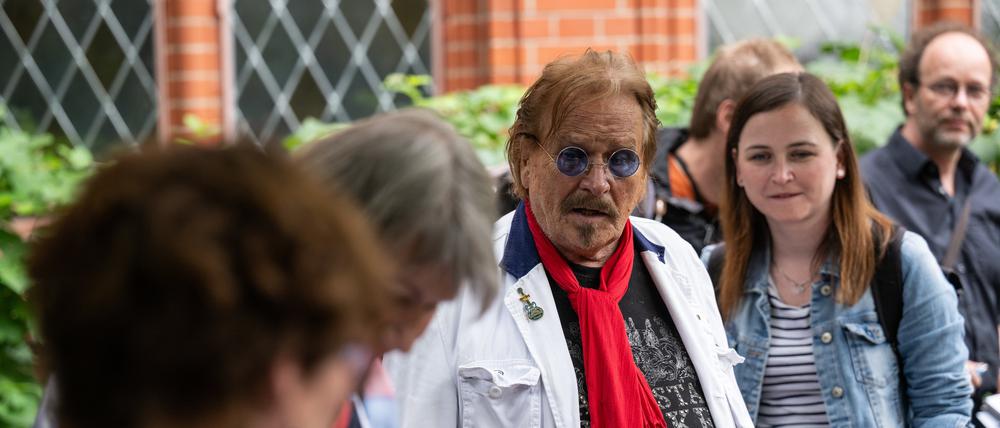Der Musiker Frank Zander (Mitte) unterhält sich mit Helfern auf der Veranstaltung. Er kam zu einer Veranstaltung für bedürftige Menschen in der Paulus-Kirche in Zehlendorf.