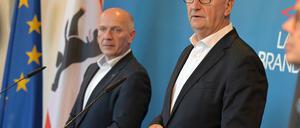 30.05.2023, Brandenburg, Potsdam: Berlins Regierenden Bürgermeister Kai Wegner (l) und Brandenburgs Ministerpräsident Dietmar Woidke sprechen bei einer Pressekonferenz in Potsdams Staatskanzlei. Wegner kam auf Einladung Woidkes zu einem Antrittsbesuch in Brandenburgs Landeshauptstadt Potsdam. Foto: Michael Bahlo/dpa +++ dpa-Bildfunk +++