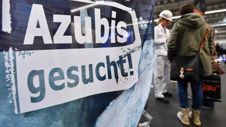 Betriebe aus fast allen Branchen suchen Nachwuchs. In Berlin hat vor allem die Industrie Probleme.