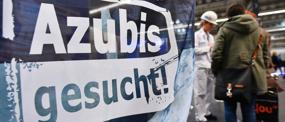 Betriebe aus fast allen Branchen suchen Nachwuchs. In Berlin hat vor allem die Industrie Probleme.