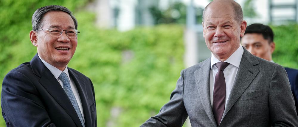 Bundeskanzler Olaf Scholz (r, SPD) empfängt zum Auftakt des Deutschland-Besuchs der chinesischen Regierung Chinas Ministerpräsident Li Qiang vor dem Bundeskanzleramt.
