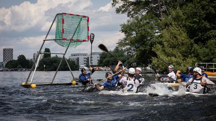 Die KSV Havelbrüder (blau-schwarzes Trikot) feiern gegen RKV Berlin (weißes Trikot) einen knappen 2:1-Sieg.