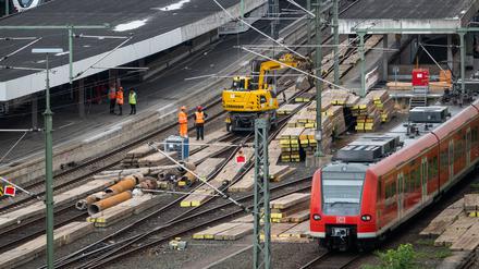 Eine S-Bahn fährt in den Hauptbahnhof Hannover ein, auf dem an den Gleisen 1 bis 3 gebaut wird (Symbolbild).