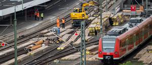 Eine S-Bahn fährt in den Hauptbahnhof Hannover ein, auf dem an den Gleisen 1 bis 3 gebaut wird (Symbolbild).